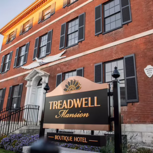 treadwell-mansion-historic-exterior-front-entrance-pleasant-street-portsmouth-nh-boutique-